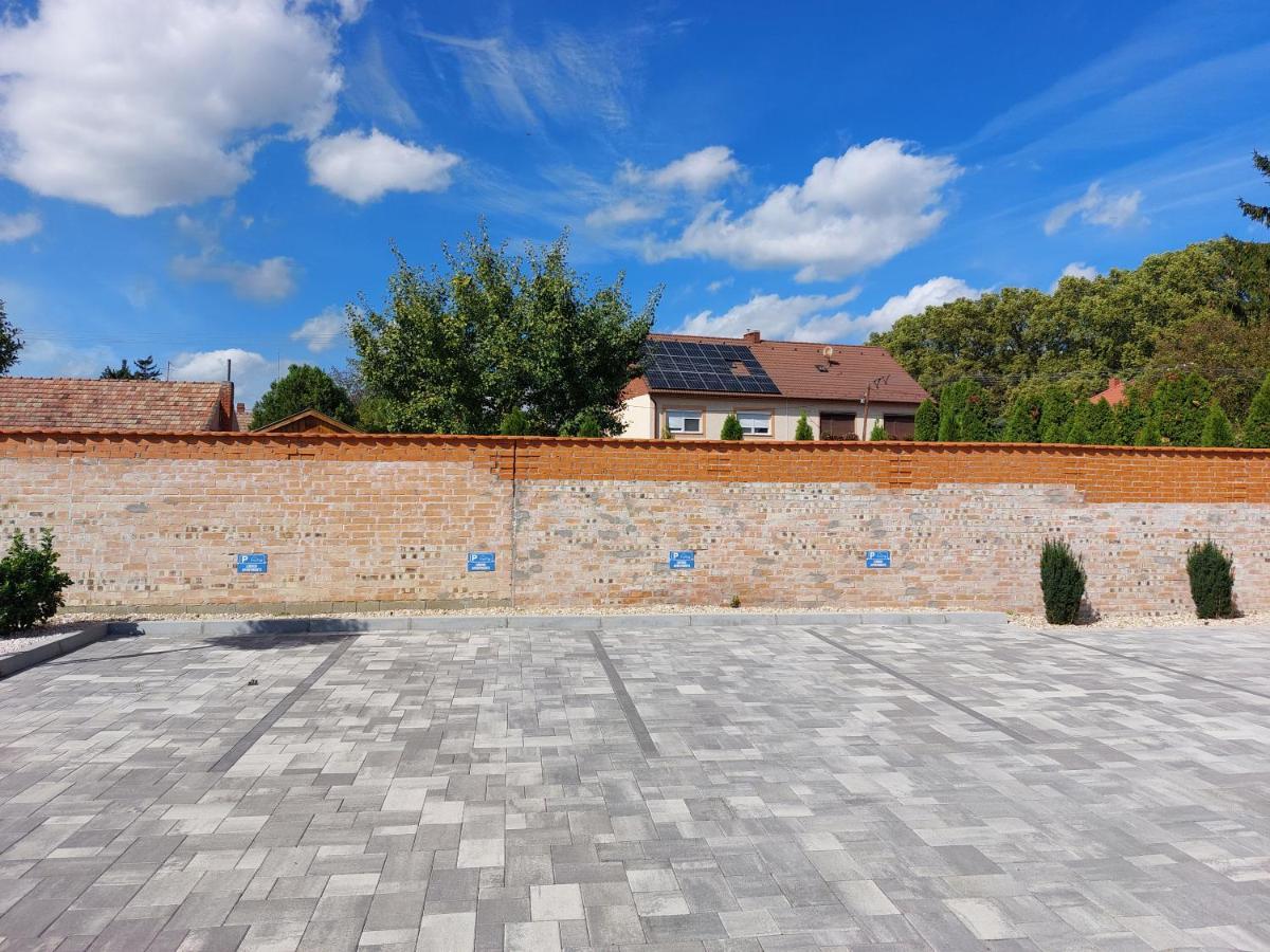 Linden Apartman 107 Glamour (Adults Only) Mosonmagyarovar Luaran gambar